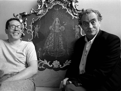 Los escritores argentinos César Aira y Fogwill, en Barcelona en 1998.