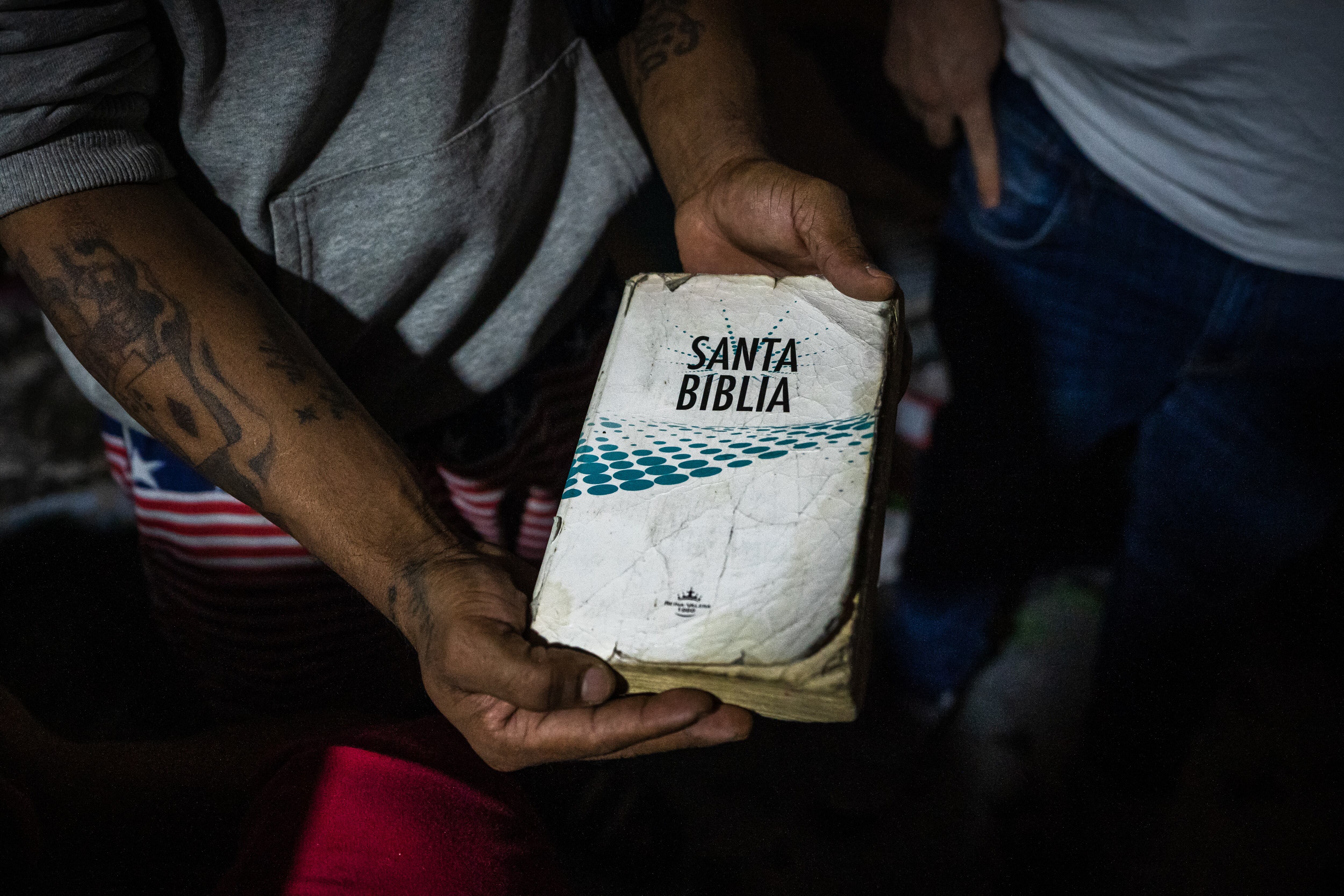 Recluso muestra su biblia en las celdas de la estación de policía de Usme en Bogotá, Colombia el 23 de marzo del 2023. 