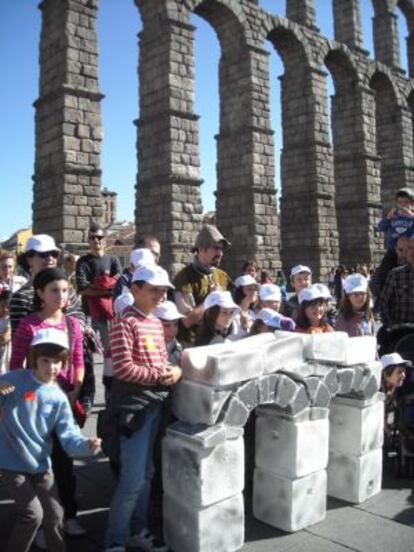 El arriero Claudio a los pies del acueducto de Segovia.