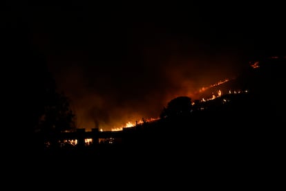 El incendio vegetal declarado en Tres Cantos este lunes por la noche.