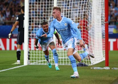 Cole Palmer celebra su gol, que supone el empate ante el Sevilla, en la final de la Supercopa de la UEFA.