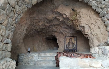 Altar improvisado en una de las cuevas naturales que pueblan el valle del monasterio, actualmente empleada como lugar de meditación.