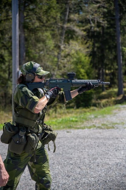 “Las sesiones de entrenamiento se llevaron a cabo antes del entrenamiento de oficiales de la princesa heredera, que ahora está estudiando en la Academia de Defensa de Noruega”, continúa el mensaje de la casa real en la red social.