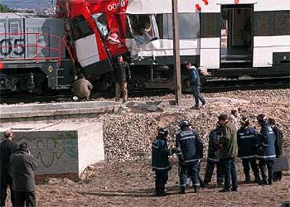 Técnicos de Renfe inspeccionan el tren golpeado por una locomotora entre las estaciones de El Goloso y Fuencarral.