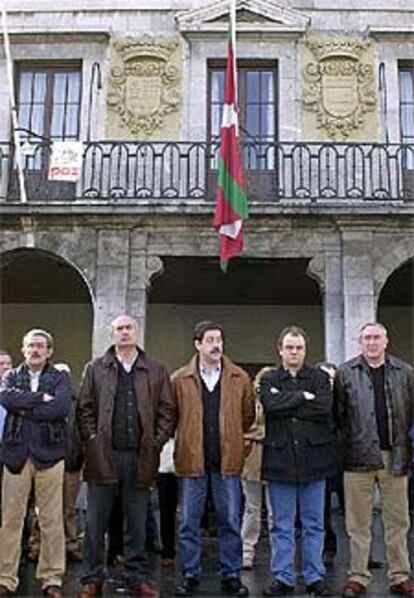 Los cuatro concejales del PSE en Andoain y el portavoz del PNV en el municipio, este mediodía frente al Ayuntamiento de la localidad.