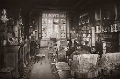 Benito Pérez Galdós, fotografiado en 1915 en el salón-despacho de su casa de Santander.