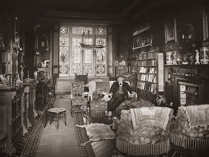 Benito Pérez-Galdós, fotografiado en 1915 en el salón-despacho de su casa de Santander.