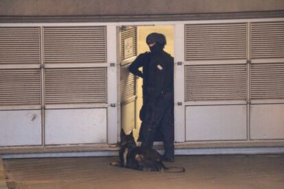 Un policia amb un gos al centre cultural de Copenhaguen.