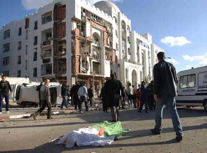 Una de las víctimas del atentado en las oficinas de la ONU, cubierta con la bandera argelina.