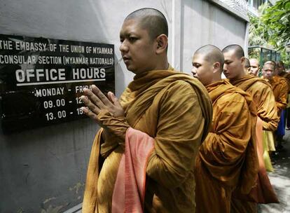 Monjes budistas rezan ante la Embajada de Myanmar en Bangkok (Tailandia) durante una protesta contra la represión desatada por la Junta Militar.