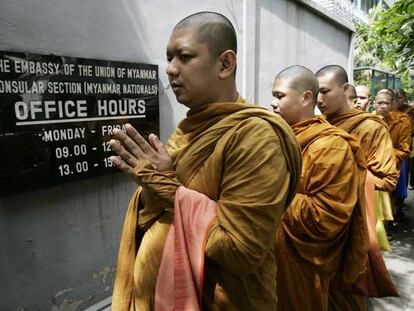 Monjes budistas rezan ante la Embajada de Myanmar en Bangkok (Tailandia) durante una protesta contra la represión desatada por la Junta Militar.