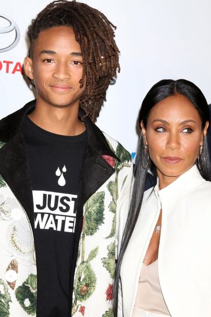 La actriz Jada Pinkett Smith con su hijo mayor, Jaden. El joven, de 18 años, ha seguido los pasos de sus padres en la industria del cine y, además, hace sus pinitos en la industria de la moda y la música.