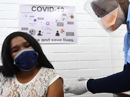 Una voluntaria recibe una inyección durante un ensayo clínico de la vacuna experimental de Oxford en Soweto (Sudáfrica).