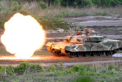 Un tanque surcoreano dispara contra un objetivo durante unos ejercicios realizados ayer junto a la zona desmilitarizada entre las dos Coreas.