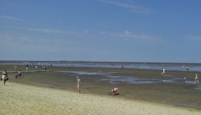 En el horizonte de esta playa lo que se ve son personas caminando.