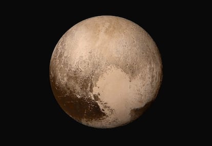 Fotografía facilitada por la Agencia Espacial Estadounidense (NASA), en la que se muestra una imagen de Plutón tomada por la nave espacial estadounidense "New Horizons".