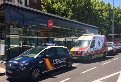 Veh&iacute;culos policiales y del Samur aparcados en la estaci&oacute;n de Embajadores esta ma&ntilde;ana.