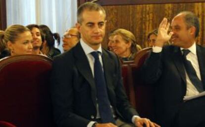 Carlos Lirio, durante el juicio, detrás de Costa y Camps.