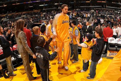 Gasol antes del partido de la liga de baloncesto de la NBA entre los Lakers y los Atlanta Hawks en 2008.