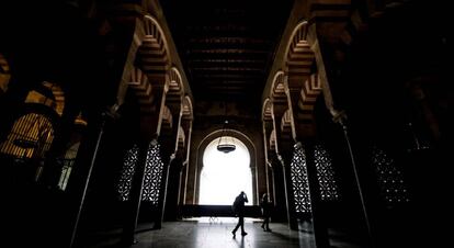 Dos visitantes, en el interior de la Mezquita-Catedral de C&oacute;rdoba.