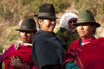 Un grupo de mujeres de Gusniag atiende a una reunión sobre los proyectos de su comunidad. A ellas les interesa tener agua limpia para dar sus hijos, ya que en esta zona existe un alto porcentaje de mortalidad infantil debido, entre otras causas, al escaso acceso a agua potable. El consumo de agua contaminada puede producir enfermedades como la diarrea, la segunda causa de mortalidad infantil en el mundo.