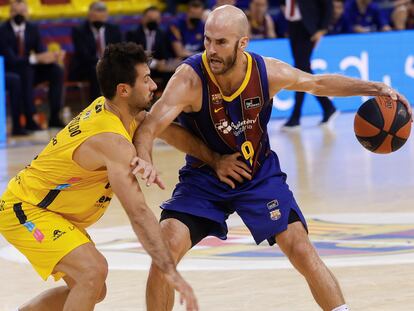 Calathes, con el balón, intenta superar a Fitipaldo.