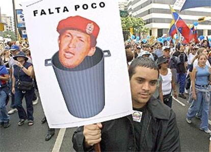 Un manifestante alza una pancarta contra Chávez el domingo pasado.