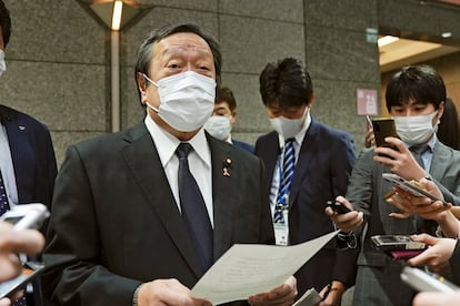 Hamada Yasukazu habla con los periodistas en el Ministerio de Defensa en Tokio, este jueves.
