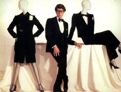 Hace un par de semanas lo enterraban en París con todos los honores y, en su obituario, la prensa le ha dedicado páginas hasta hartarse. Yves Saint Laurent no ha vestido a todas las mujeres que le admiraban, pero sus diseños no han dejado de reproducirse de manera incansable para gente de toda clase y condición. ¿Su secreto? En 1966 adaptó el esmoquin, traje de etiqueta masculino por excelencia cuyo origen se remonta al siglo XIX, a las curvas de la mujer, originando con ello un nuevo concepto de la moda. El propio YSL lo explicó así en una película: "Busqué mi estilo en el guardarropa masculino porque había observado que los hombres tenían mucha más confianza en su ropa que las mujeres". Convertida esta prenda en un clásico, siguió desarrollando creaciones como la sahariana o la blusa transparente