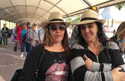 Sheinah Rodríguez (à direita) e Marie Luna, do Arizona, na fila para atravessar a fronteira em Los Algodones