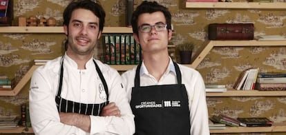 Javier Aranda, chef de La Cabra, un estrella Michelin que participa en el proyecto, con uno de los alumnos.