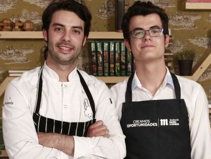 Javier Aranda, chef de La Cabra, un estrella Michelin que participa en el proyecto, con uno de los alumnos.