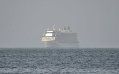 Un crucero llega al puerto de Kingstown para ayudar con el proceso de evacuación luego de la erupción del volcán, este 9 de abril.