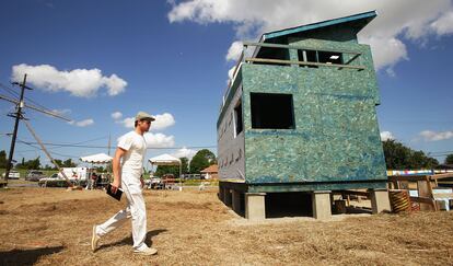 Brad Pitt, en 2007, paseando por Nueva Orleans, donde construyó viviendas destinadas a los damnificados del huracán Katrina con su fundación Make It Right.