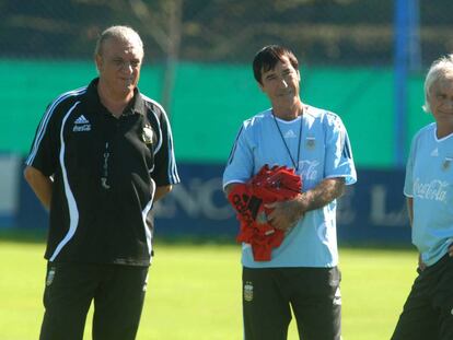 El Panadero D&iacute;az, en el centro, junto a Alfio Basile (i), cuando juntos conduc&iacute;an la Selecci&oacute;n Nacional.