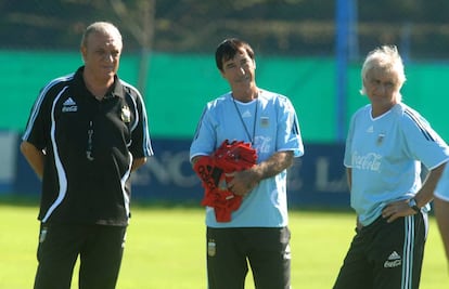 El Panadero D&iacute;az, en el centro, junto a Alfio Basile (i), cuando juntos conduc&iacute;an la Selecci&oacute;n Nacional.