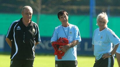 El Panadero D&iacute;az, en el centro, junto a Alfio Basile (i), cuando juntos conduc&iacute;an la Selecci&oacute;n Nacional.