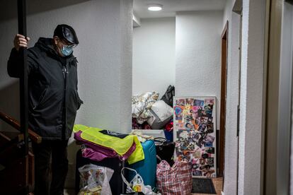 Juan Antonio Herranz, 76 años, amigo de la familia desahuciada y portavoz de la Coordinadora de Madrid en Defensa de las Pensiones, cuida las cosas después del desahucio esperando que llegue Maite para llevárselas. 
