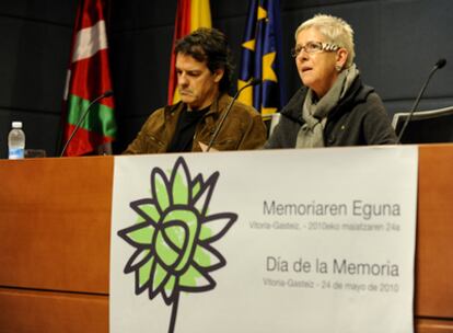 Maixabel Lasa y Txema Urkijo, ayer en la presentación en Vitoria de los actos del Día de la Memoria.