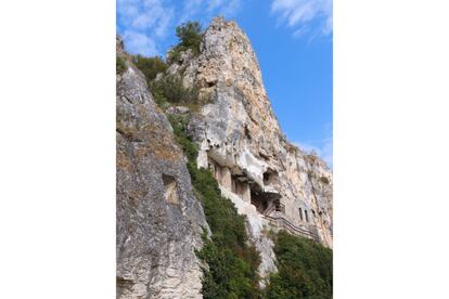 Al noreste de Bulgaria se encuentra este conjunto de iglesias, capillas, celdas y monasterios tallados en la roca. Abruptos acantilados rodean las iglesias, que se encuentran a 32 metros sobre el nivel del agua. Estas fueron declaradas patrimonio mundial por la Unesco en 1979.