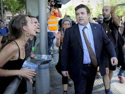 Un grupo de jóvenes increpa al diputado Alfons López Tena, del partido minoritario Solidaritat per la Independència, a su llega al Parlamento, junto al Parc de la Ciutadella.