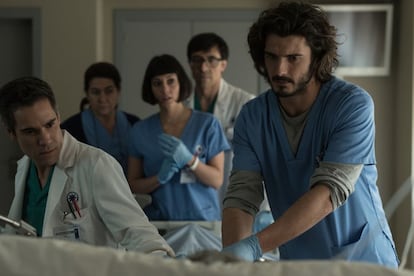 Yon Gonz&aacute;lez (derecha) y Unax Ugalde, en &#039;Bajo sospecha&#039;.