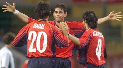 Hierro celebra con Nadal y Alkorta un gol ante Bulgaria.