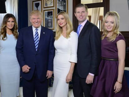 De izquierda a derecha, Donald Jr., Melania, Donald Trump, Ivanka, Eric y Tiffany Trump, en octubre de 2016.