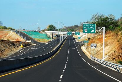 El Gobierno panameño ha puesto en manos de FCC y CICSA (Grupo Carso) dos contratos para la ampliación de la carretera Interamericana. El primero, con mantenimiento incluido, busca la mejora del tráfico en 32,7 kilómetros, así como la conexión con la autopista Arraiján-La Chorrera. La segunda adjudicación es para la ampliación a seis carriles en 22 kilómetros de vía, entre Santa Cruz y San Carlos, en la provincia de Panamá Oeste.
Inversión: 892 millones de dólares (785 millones de euros)
