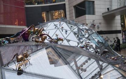 El ejercito de hormigas de Dalí se toma el centro comercial K11 en Shanghai.