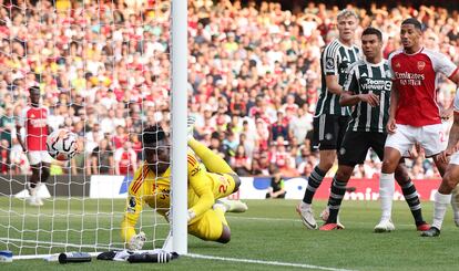 Andre Onana observa el balón mientras se cuela por su palo, tras el remate de Rice en el 2-1 del Arsenal.