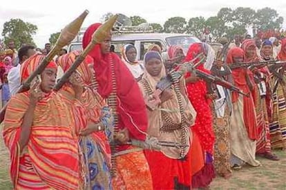 Mujeres somalíes armadas partidarias de los islamistas, ayer al norte de Mogadiscio.