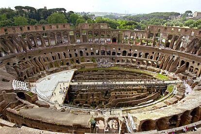 Esta ciudad es quizá el enclave turístico más importante de Jordania. Fue la capital del antiguo reino nabateo y su nombre significa piedra en griego. Los restos más célebres de Petra son las construcciones labradas en la misma roca del valle como los edificios conocidos como la Tesorería y el Templo de los leones alados.