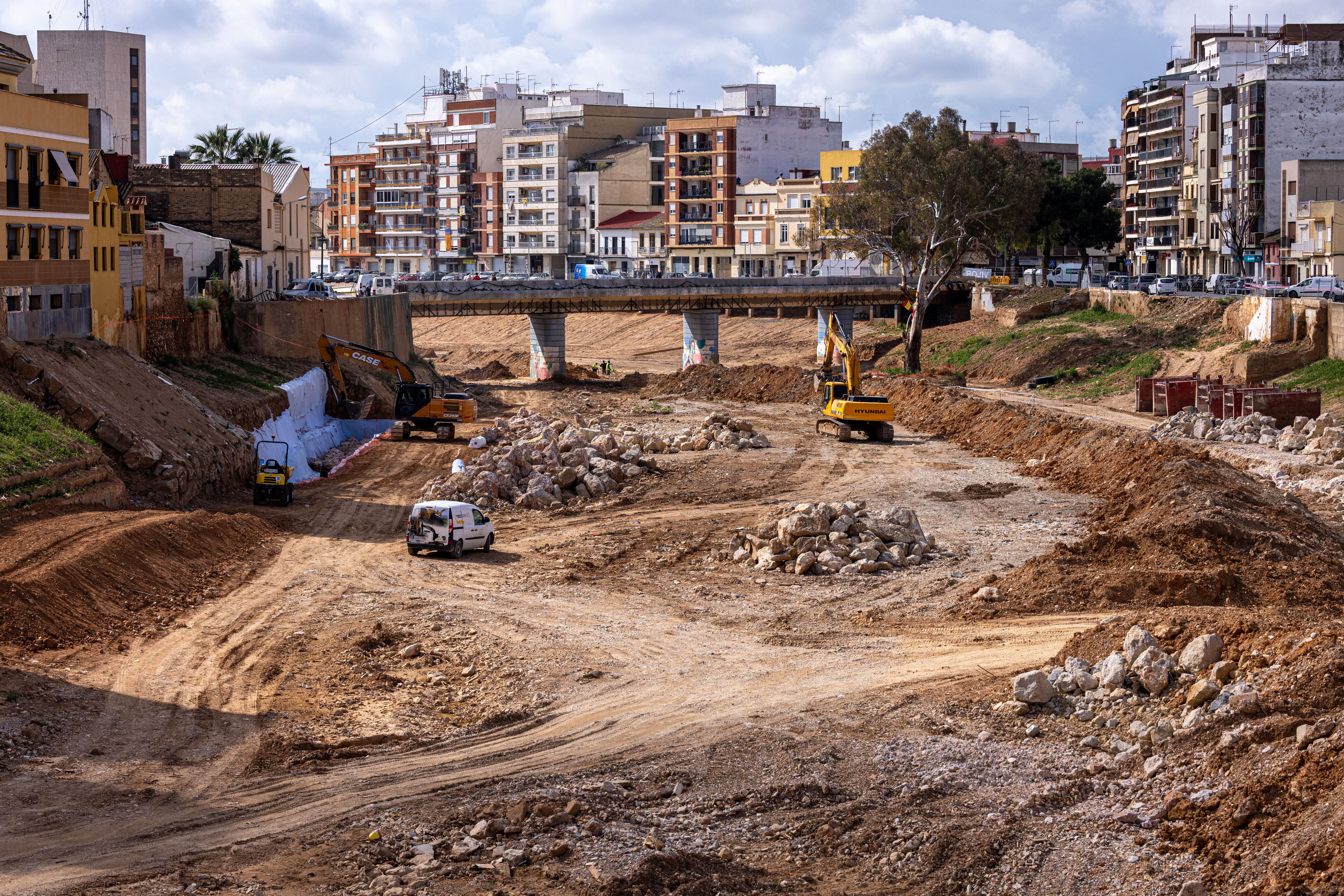 El Consell denuncia a la CHJ por vertidos de residuos y vehículos en el entorno de barranco de Poyo